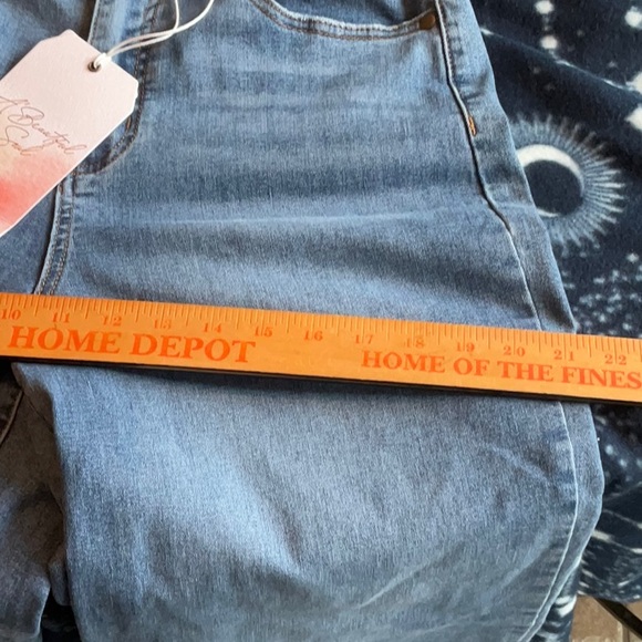 A Beautiful Soul 25” High Rise Crop Jeans in Size 10, NWT - Picture 6 of 16